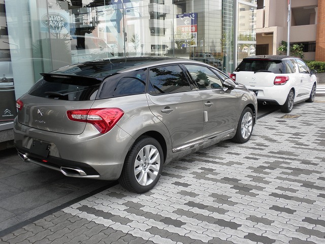 朝から新車が到着です