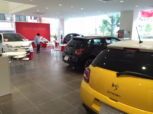 ショールーム再び入替