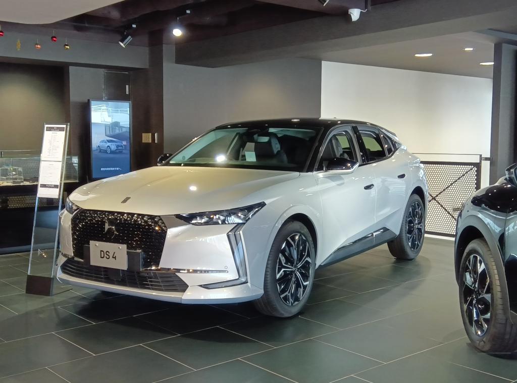 DS4　即納車ございます！