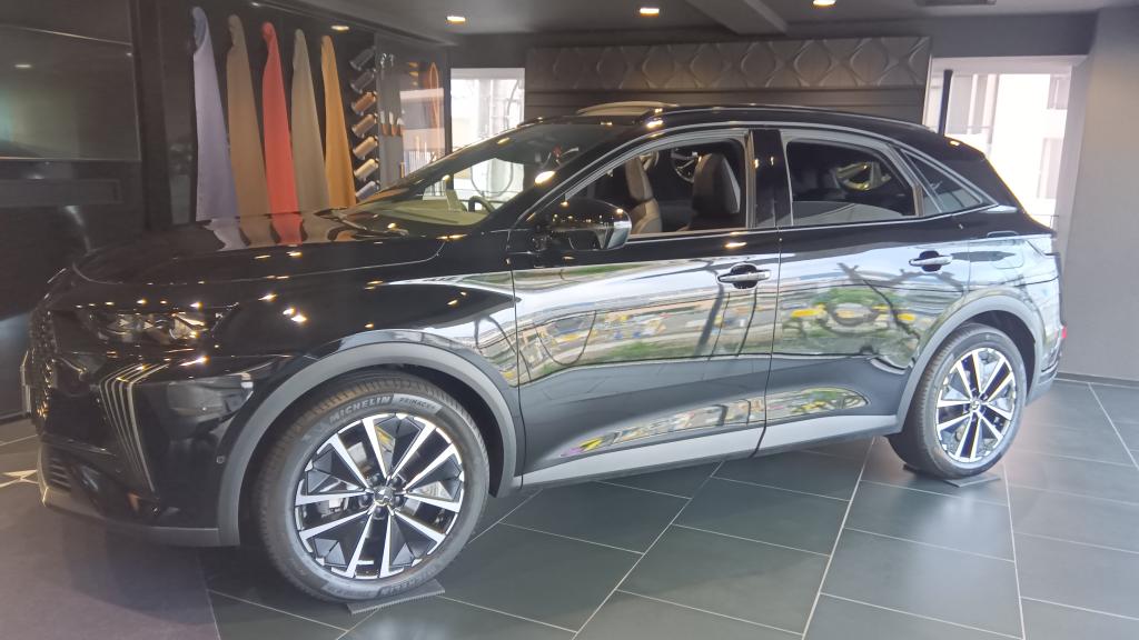 DS 7 PALLAS PLUG IN HYBRID AWD  展示しております