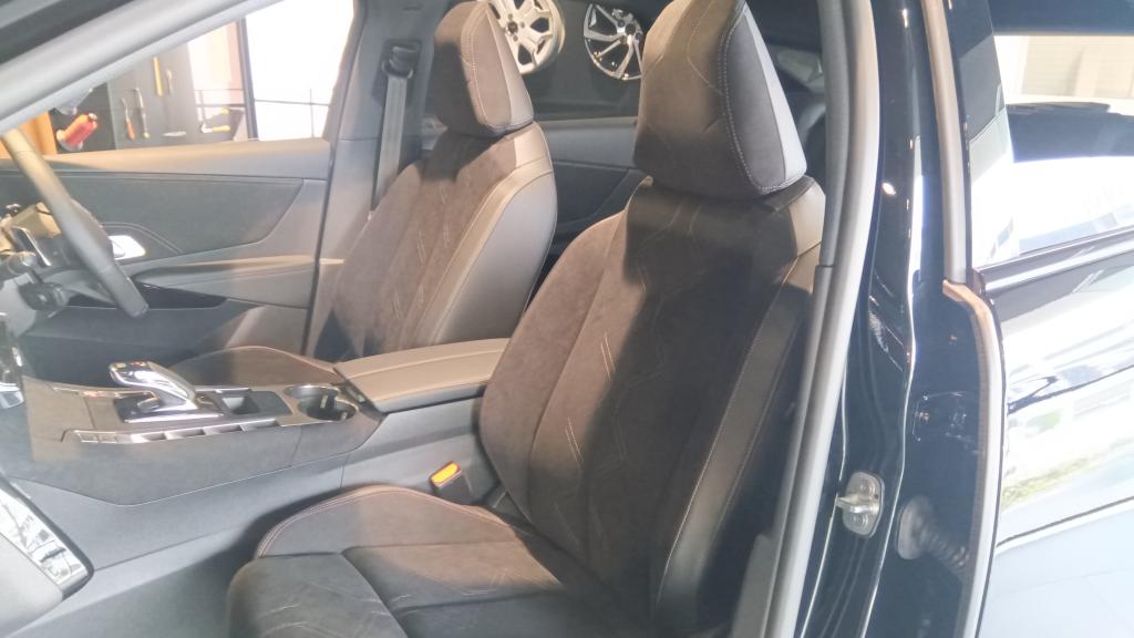 DS 7 PALLAS PLUG IN HYBRID AWD  展示しております