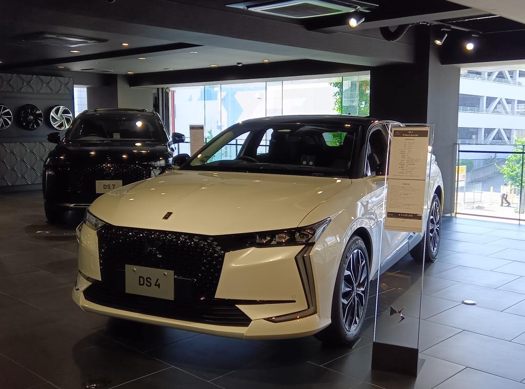 DS 4  特別なおクルマのご案内