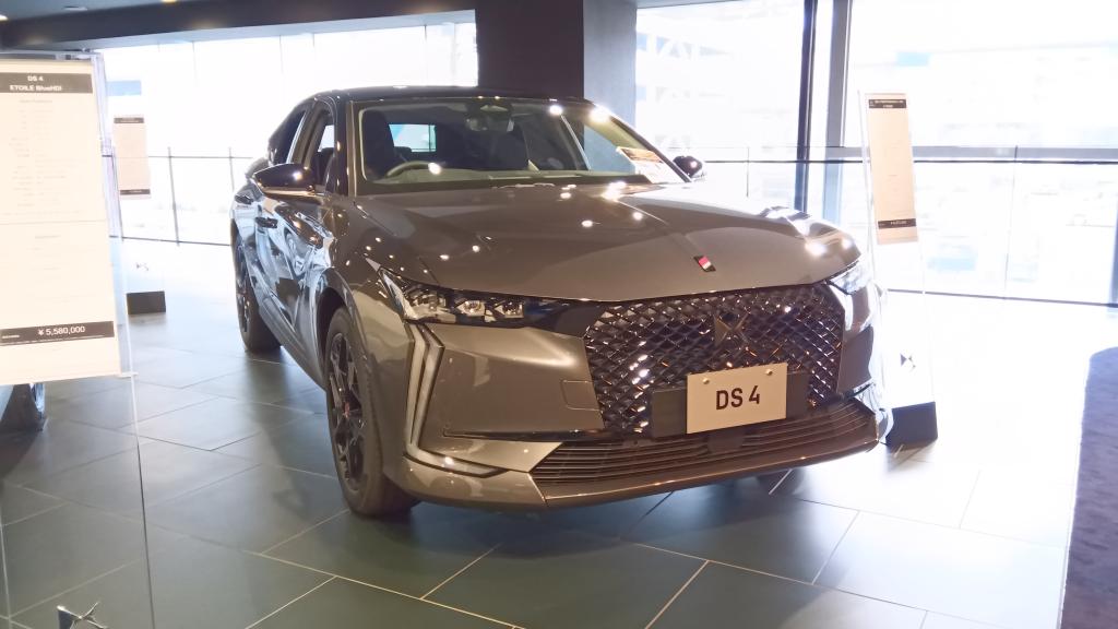 DS 4 PERFORMANCE LINE E-TENSE　ご覧いただけます。